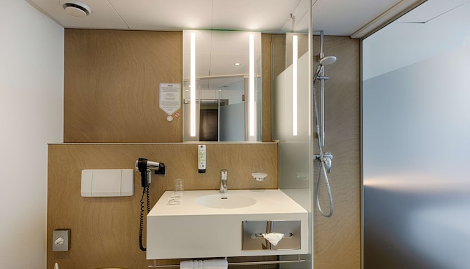 Park Inn by Radisson Berlin Alexanderplatz - 客房浴室