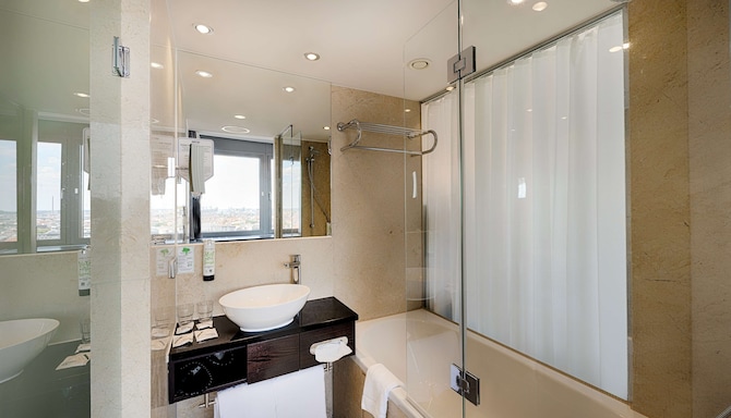 Park Inn by Radisson Berlin Alexanderplatz - 客房浴室