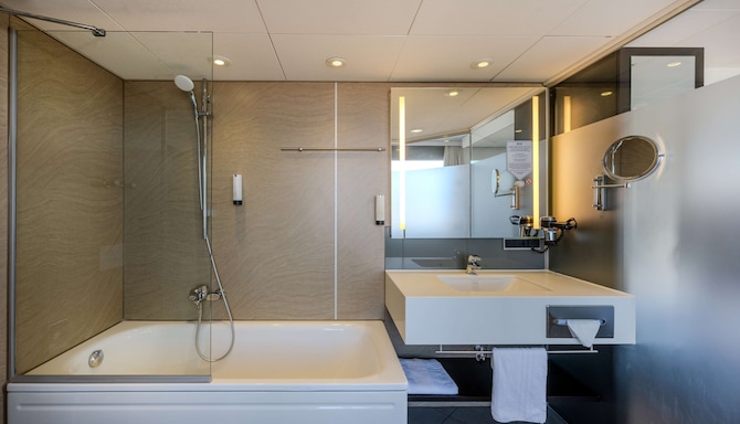 Park Inn by Radisson Berlin Alexanderplatz - 客房浴室