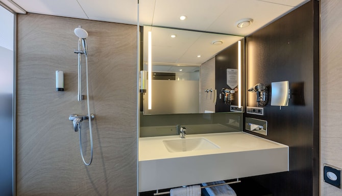 Park Inn by Radisson Berlin Alexanderplatz - 客房浴室
