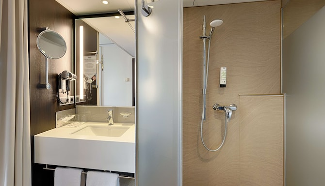 Park Inn by Radisson Berlin Alexanderplatz - 客房浴室
