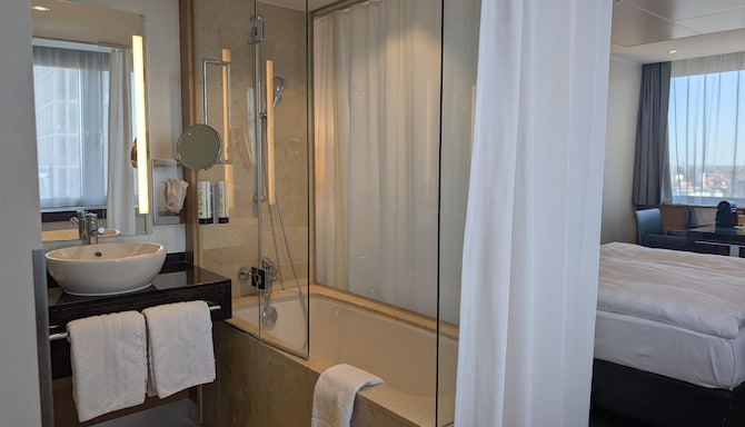 Park Inn by Radisson Berlin Alexanderplatz - Bad im Gästezimmer