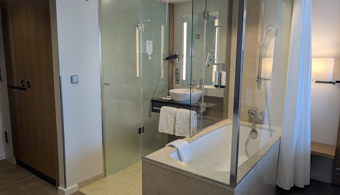 Park Inn by Radisson Berlin Alexanderplatz - Bad im Gästezimmer