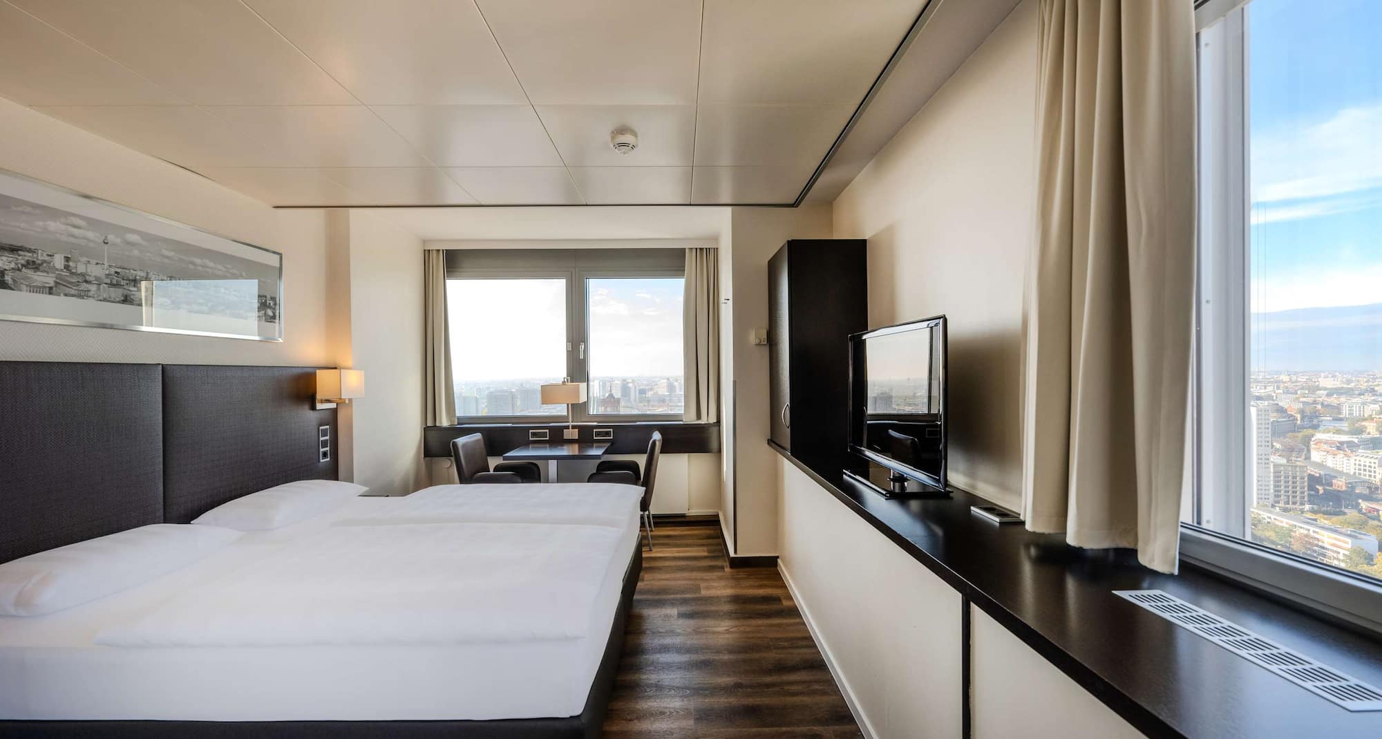 Park Inn by Radisson Berlin Alexanderplatz - Superior Room Panorama City View