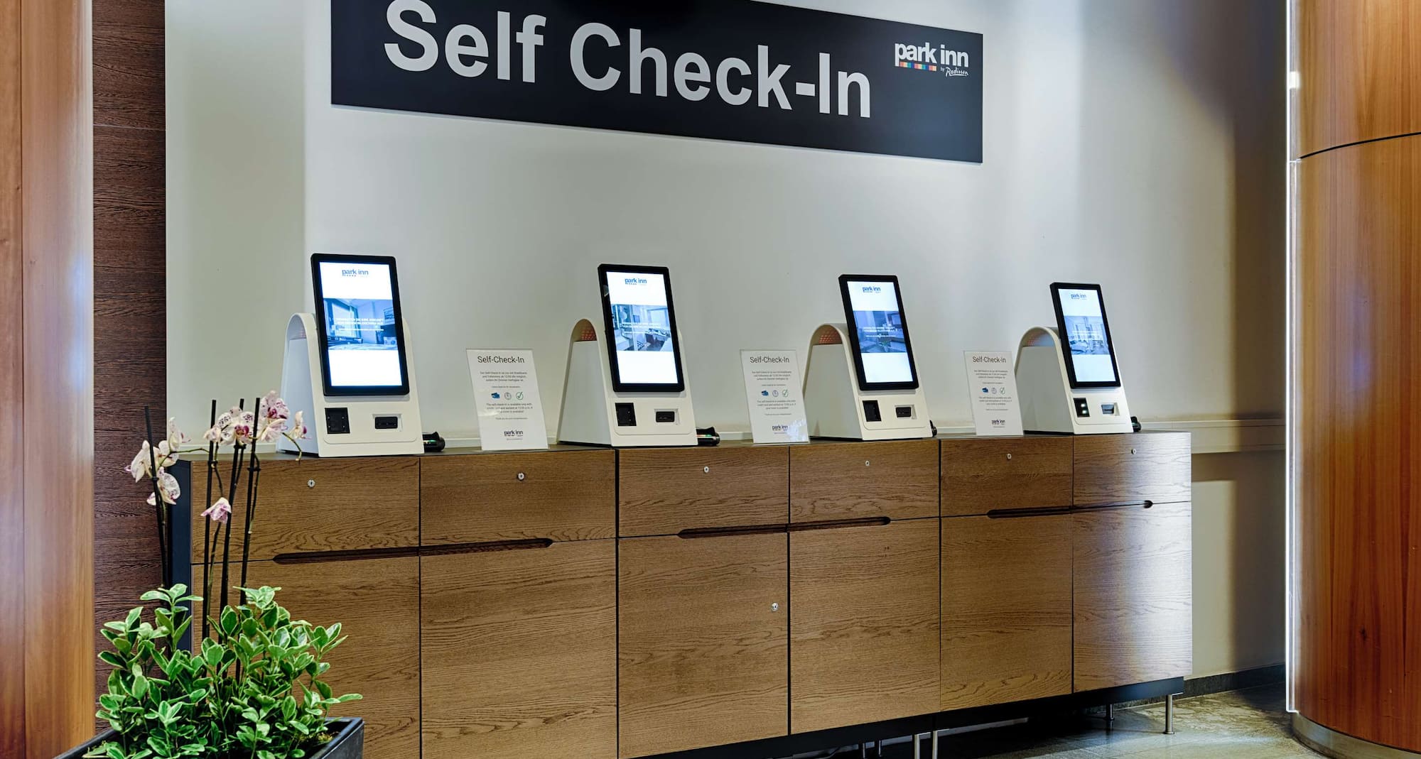 Park Inn by Radisson Berlin Alexanderplatz - Lobby Self Check-in Counter