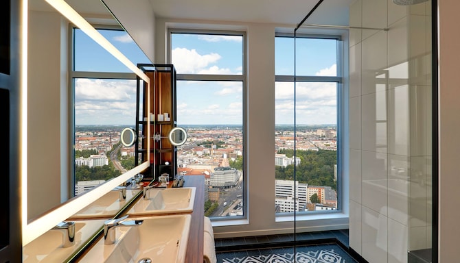 Park Inn by Radisson Berlin Alexanderplatz - 套房浴室