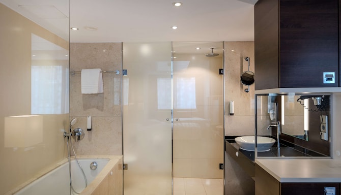 Park Inn by Radisson Berlin Alexanderplatz - 套房浴室