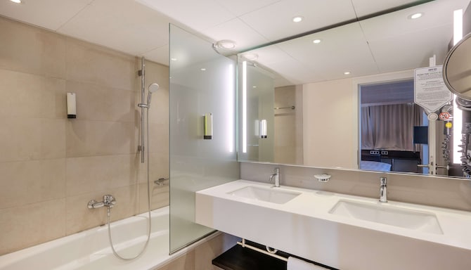 Park Inn by Radisson Berlin Alexanderplatz - 套房浴室