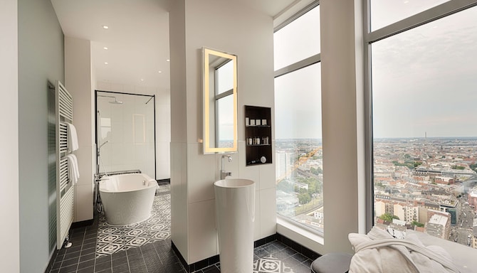 Park Inn by Radisson Berlin Alexanderplatz - 套房浴室