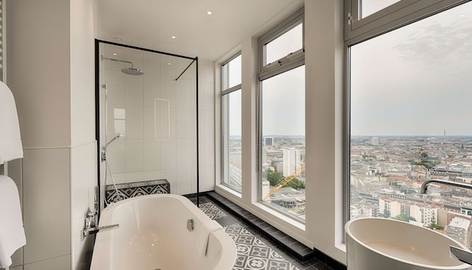 Park Inn by Radisson Berlin Alexanderplatz - 套房浴室