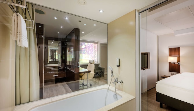 Park Inn by Radisson Berlin Alexanderplatz - 套房浴室