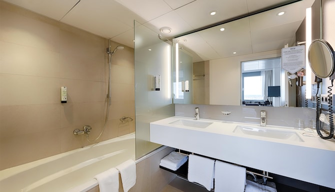Park Inn by Radisson Berlin Alexanderplatz - 套房浴室