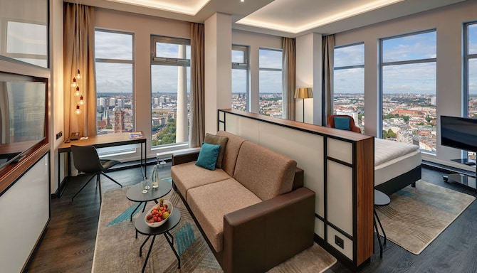 Park Inn by Radisson Berlin Alexanderplatz - 套房