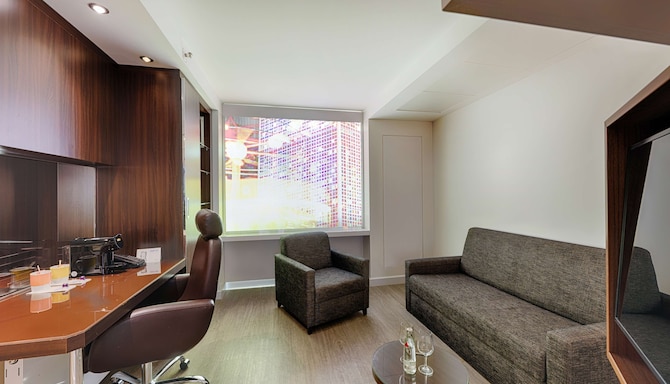 Park Inn by Radisson Berlin Alexanderplatz - 套房