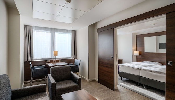 Park Inn by Radisson Berlin Alexanderplatz - 套房
