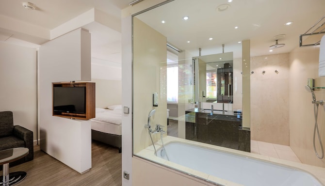 Park Inn by Radisson Berlin Alexanderplatz - 套房
