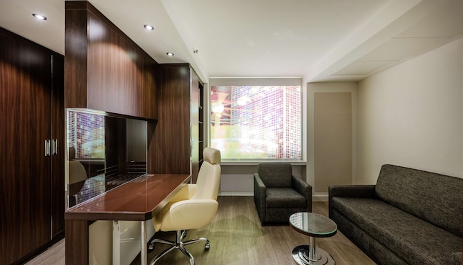 Park Inn by Radisson Berlin Alexanderplatz - 套房