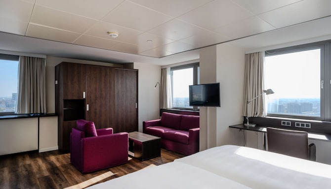 Park Inn by Radisson Berlin Alexanderplatz - 套房