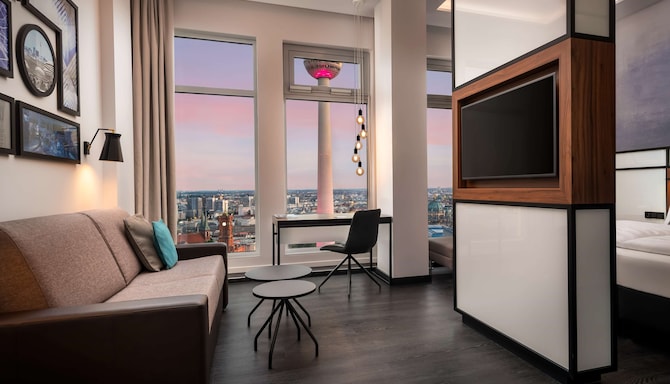Park Inn by Radisson Berlin Alexanderplatz - 套房