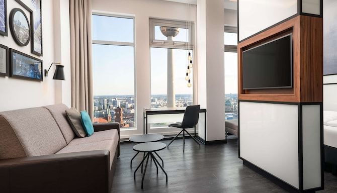 Park Inn by Radisson Berlin Alexanderplatz - 套房