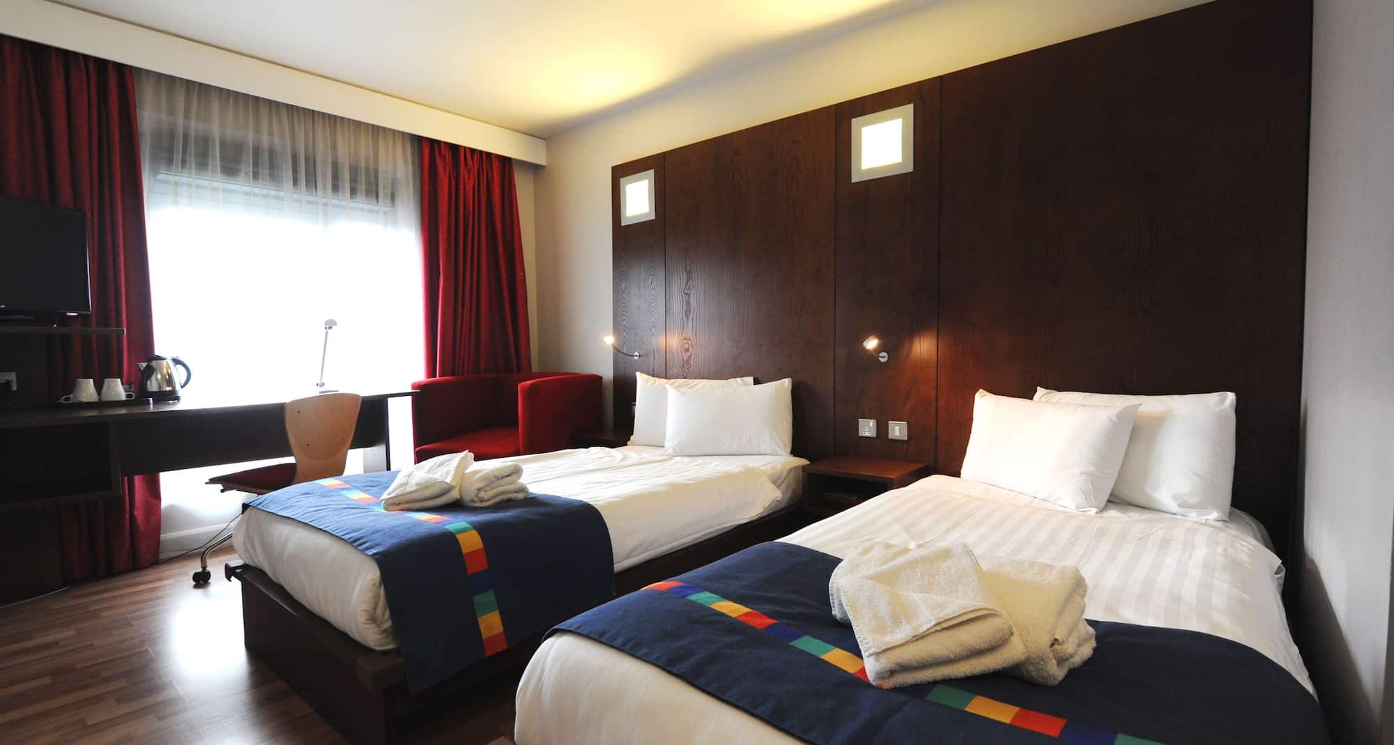 Park Inn By Radisson Birmingham Walsall - Standard Room Twin Beds