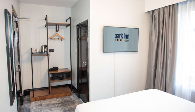 Park Inn by Radisson Bournemouth - Wardrobe