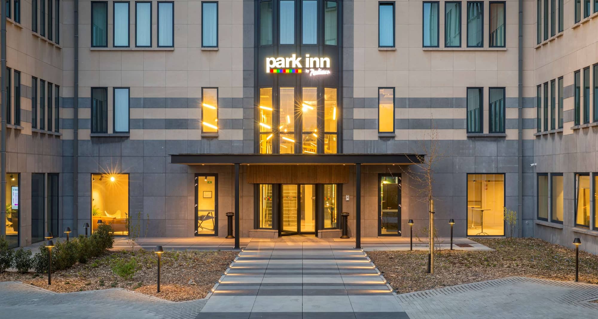 Park Inn by Radisson Brussels Airport - Hotel Exterior Entrance
