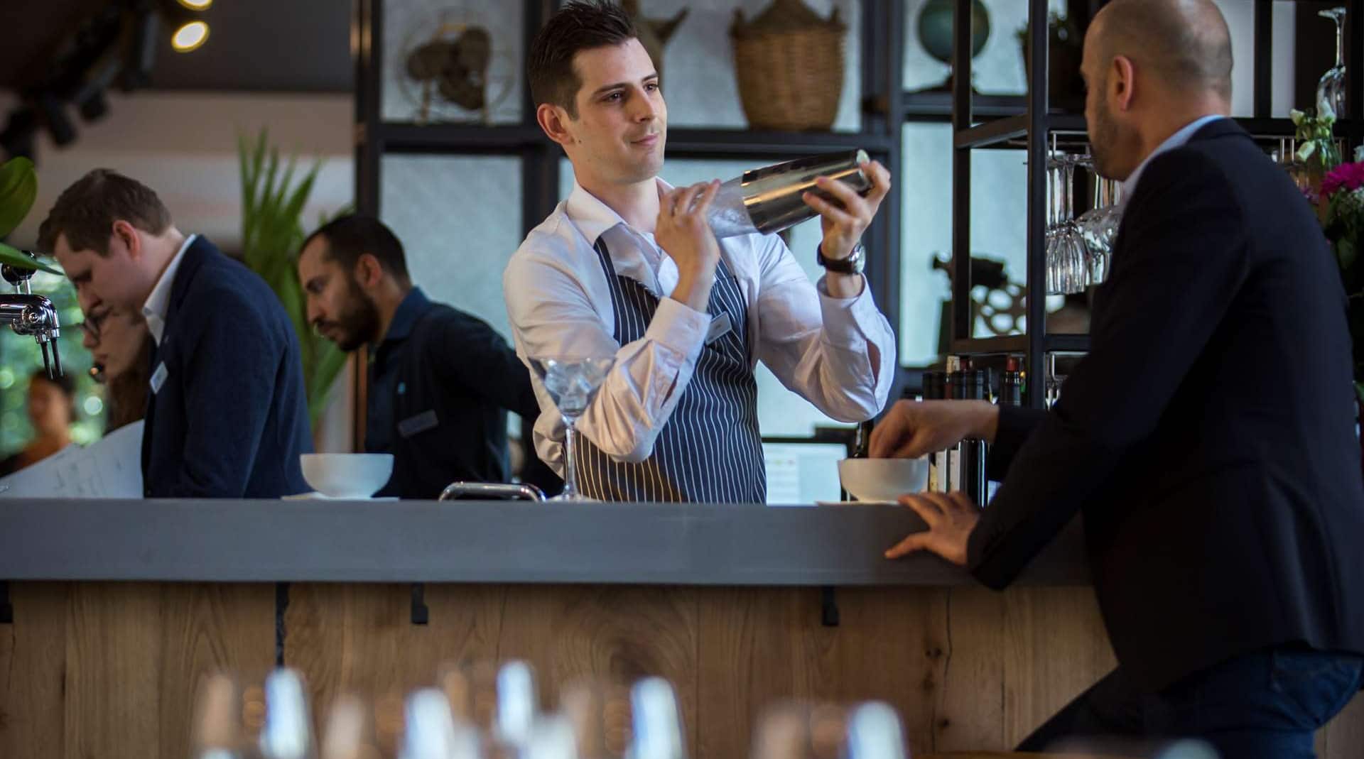 布鲁塞尔机场丽柏酒店 - 调酒师和宾客