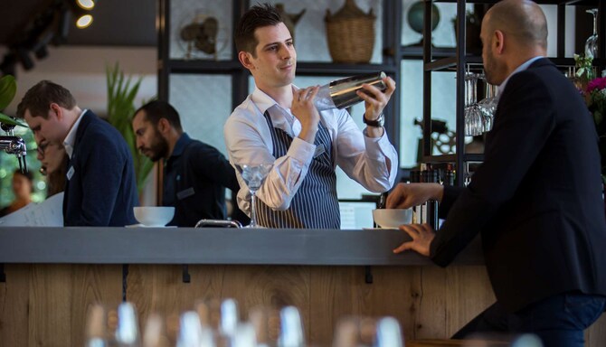 Park Inn by Radisson Brussels Airport - Bartender and Guests