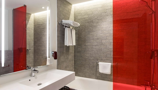 Park Inn by Radisson Bucharest Hotel & Residence - Apartment bathroom