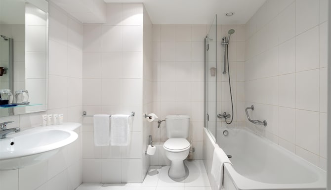 Park Inn by Radisson Bucharest Hotel & Residence - Bath Cozy room