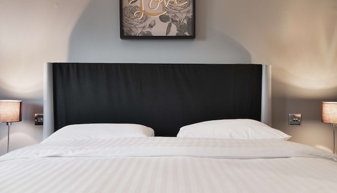 The Suite Cardiff City Centre Private Parking in Cardiff: Find Hotel  Reviews, Rooms, and Prices on