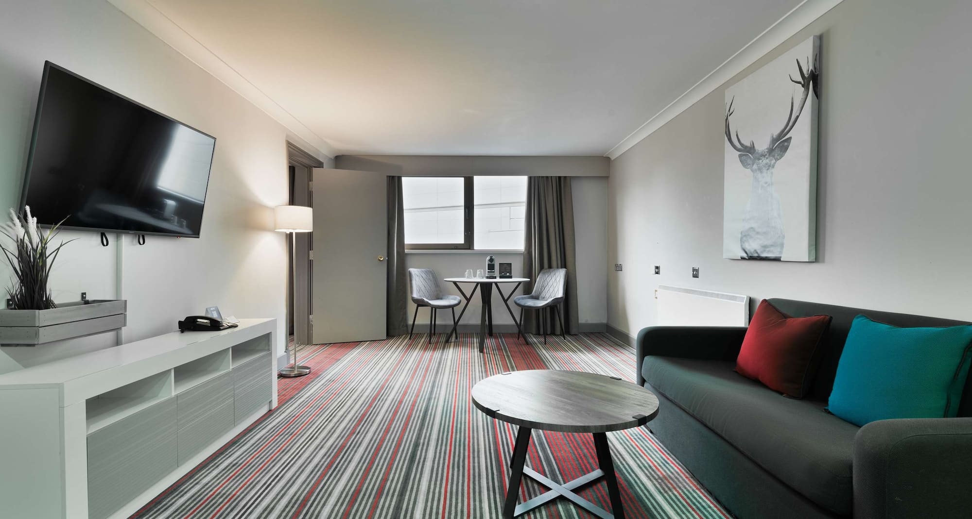 Park Inn by Radisson Cardiff City Centre - Suite Lounge Area