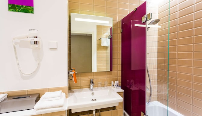 Park Inn By Radisson Central Tallinn - Family Room Bath