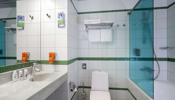 Park Inn by Radisson Central Tallinn - Superior room with balcony - bathroom