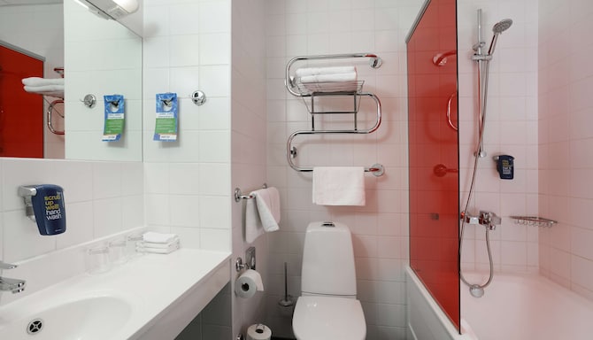 Park Inn by Radisson Central Tallinn - Superior room bathroom