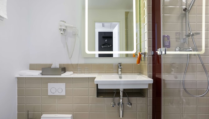 Park Inn by Radisson Central Tallinn - Standard Room Bathroom