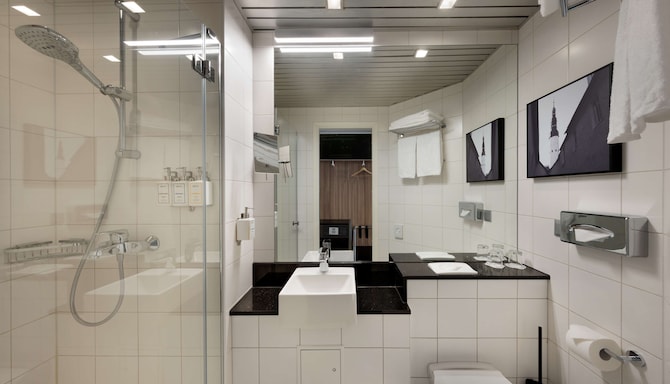 Park Inn by Radisson Central Tallinn - Standard Room Bathroom