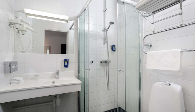 Park Inn by Radisson Central Tallinn - Guest room bathroom