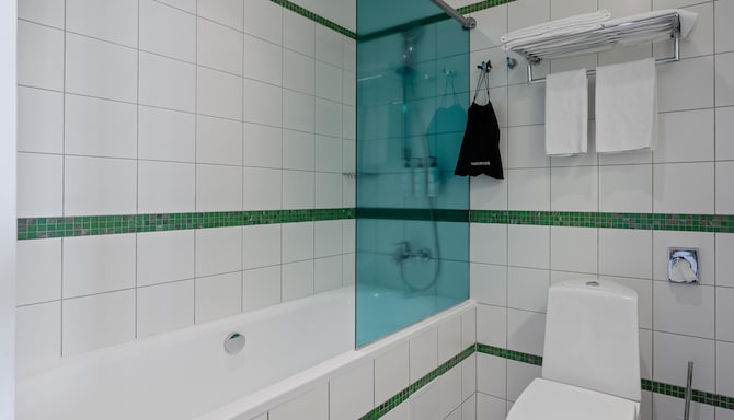 Park Inn by Radisson Central Tallinn - Superior Room Bathroom