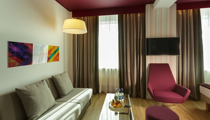 Park Inn By Radisson Central Tallinn - Family Room Living Room