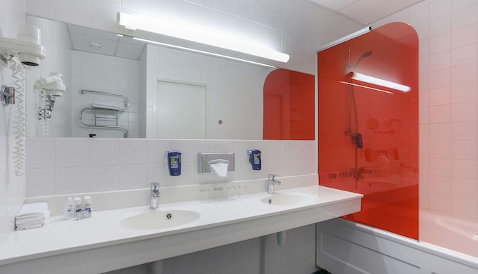Park Inn by Radisson Central Tallinn - Suite bathroom