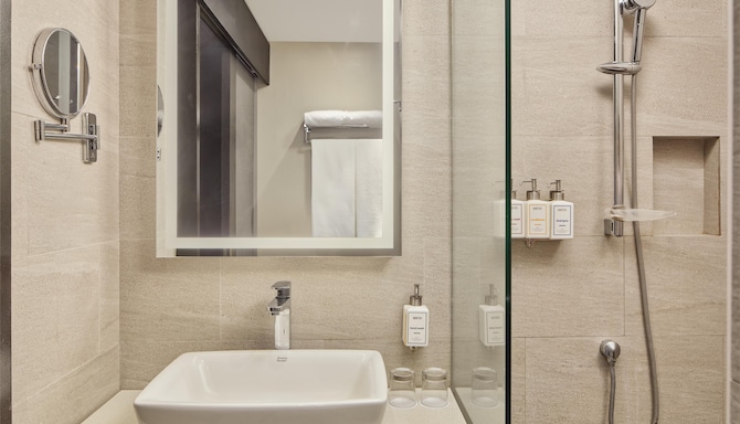 Park Inn by Radisson Clark - Superior Room Bathroom