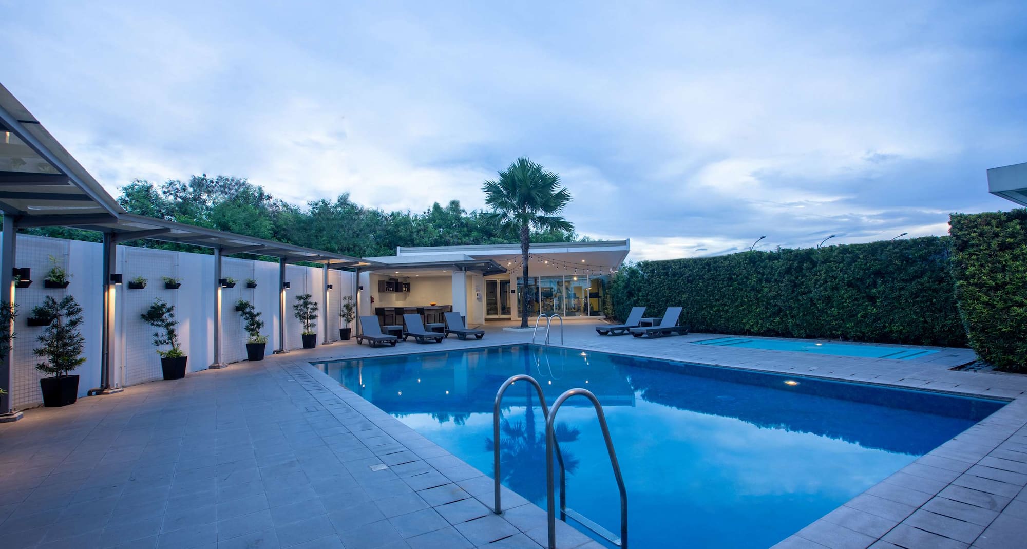 Park Inn by Radisson Clark - Pool