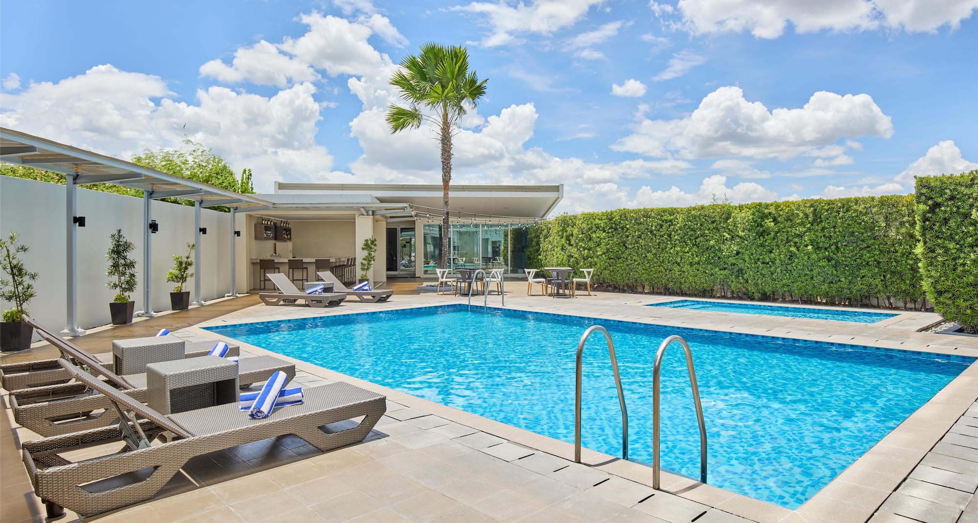 Park Inn by Radisson Clark - Pool