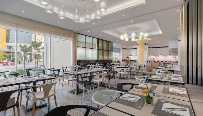 Park Inn by Radisson Clark - HUES Restaurant