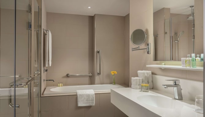 Park Inn by Radisson Clark - One Bedroom Suite Bathroom
