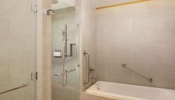 Park Inn by Radisson Clark - Deluxe Suite Bathroom