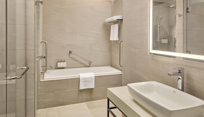 Park Inn by Radisson Clark - One Bedroom Suite Bathroom