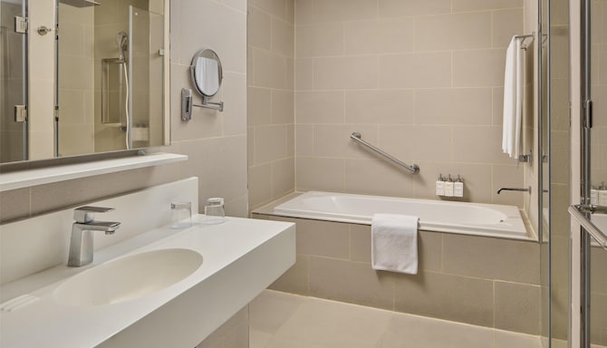 Park Inn by Radisson Clark - One Bedroom Suite Bathroom